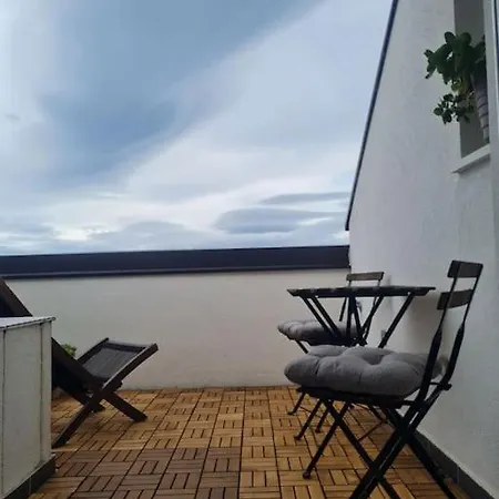 Apartament Charming Quite Apartment, Blizu Centra