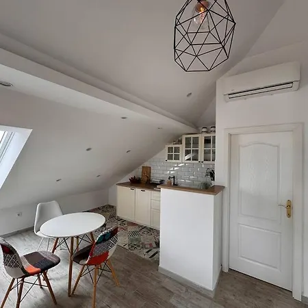 Apartament Charming Quite Apartment, Blizu Centra