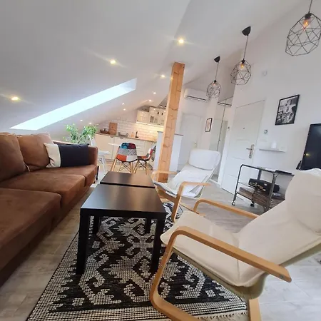 Apartment Charming Quite Apartment, Blizu Centra